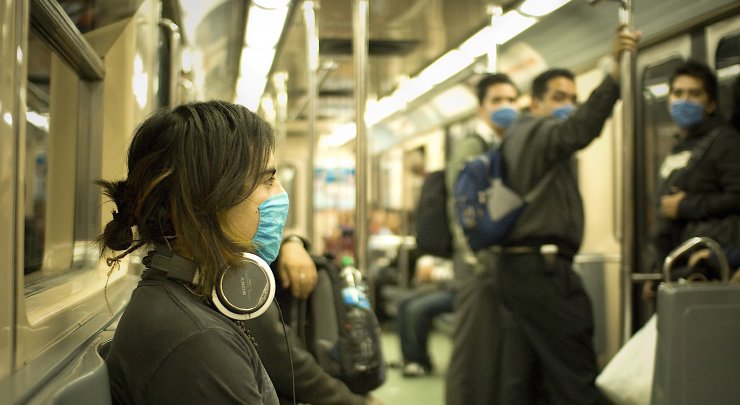 Fotografia dziewczyny jadącej metrem w masce lekarskiej