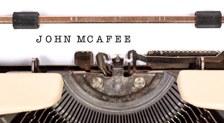Grafika przedstawiająca maszynę do pisania z kartką, na której umieszczono napis John McAfee