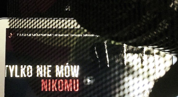 Poster z filmu dokumentalnego Tylko nie mów nikomu