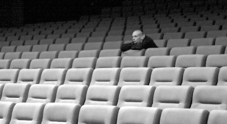 Okładka podcastu random:self - fotografia widza w pustej sali kinowej