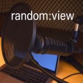 Okładka audycji random:view - mikrofon dynamiczny na tle ekranu LCD
