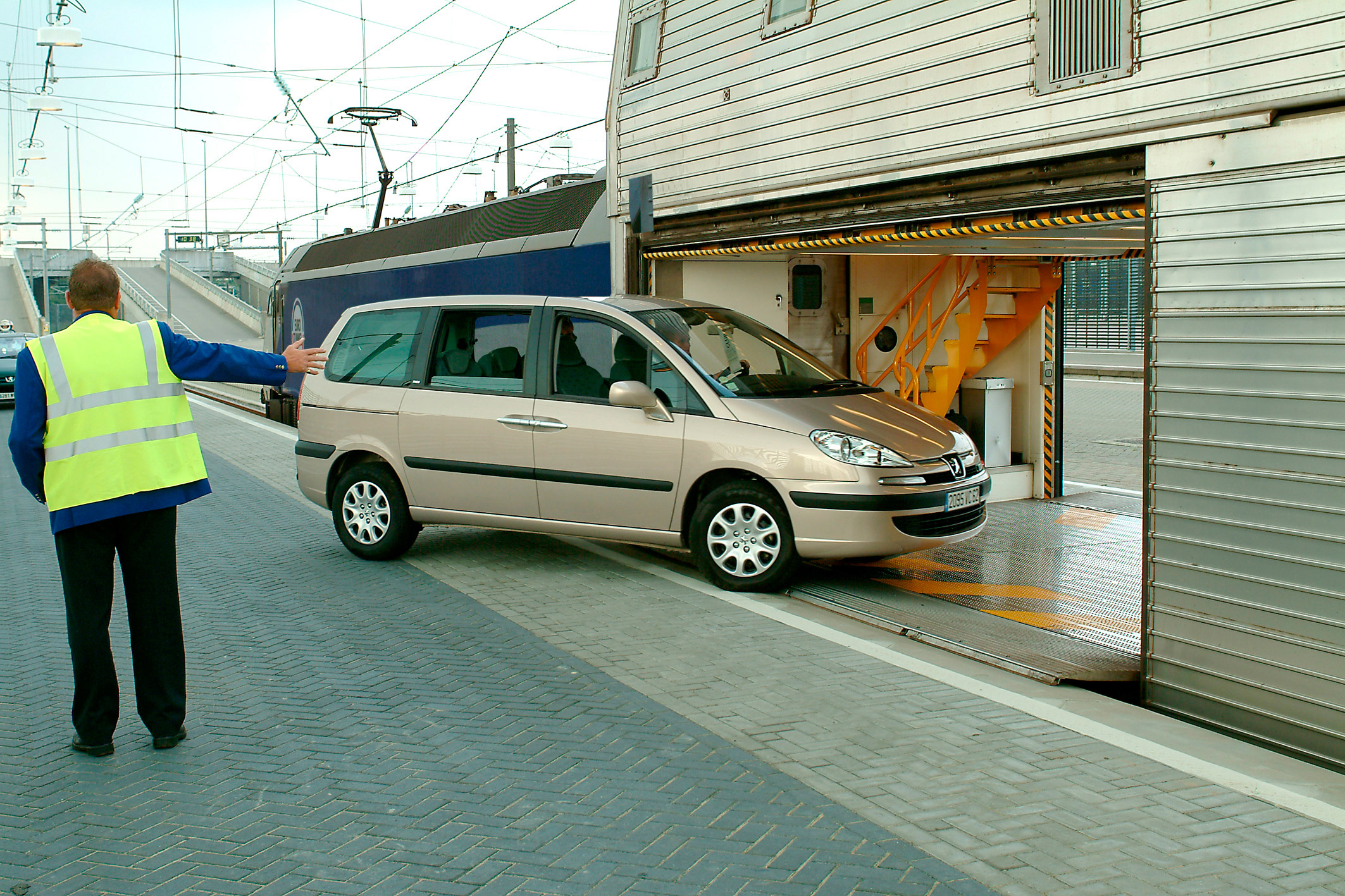 Wjazd samochodu osobowego do wagonu transportowego składu kolejowego kursującego w Eurotunelu