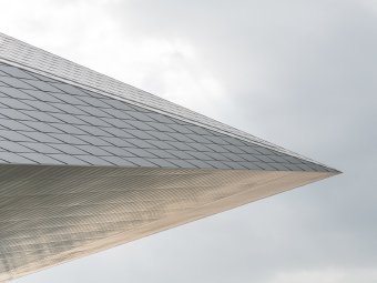 Grafika przedstawiająca fragment budynku Swiss Tech Convention Center w kształcie grotu strzały